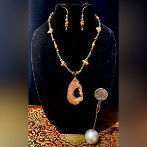 SHOJ Plated Window Agate Pendant Necklace with Matching Earrings.
